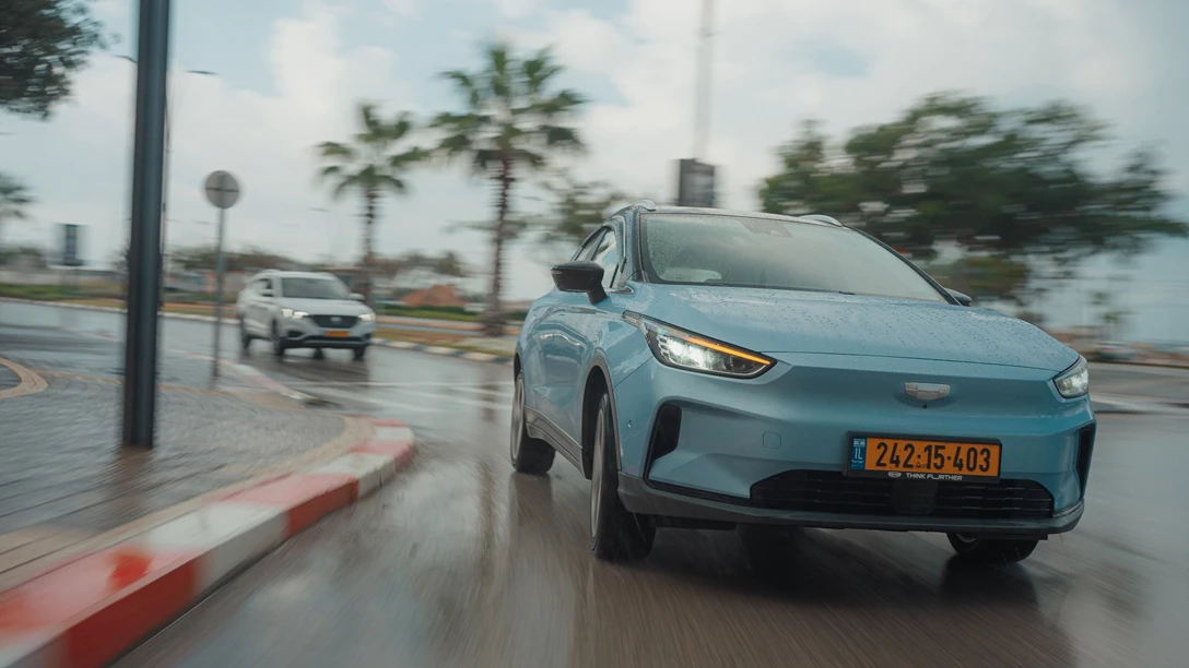 1673468-BYD ATTO 3 vs Geely Geometry C.00_17_30_24.Still018 copy.jpg