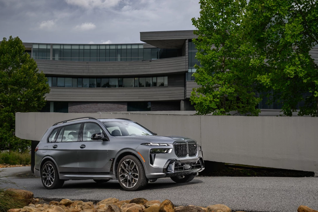 1670003-BMW X7 M60i Frozen Pure Grey031.jpg
