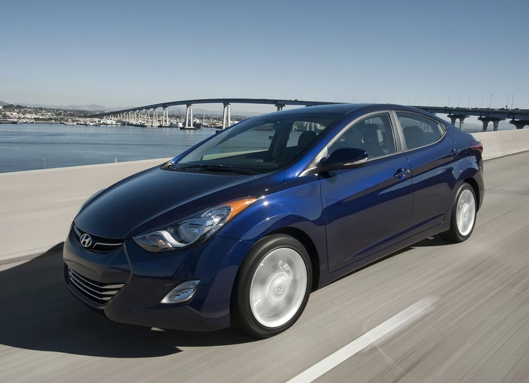 1649339-Hyundai-Elantra-2012-03.jpg