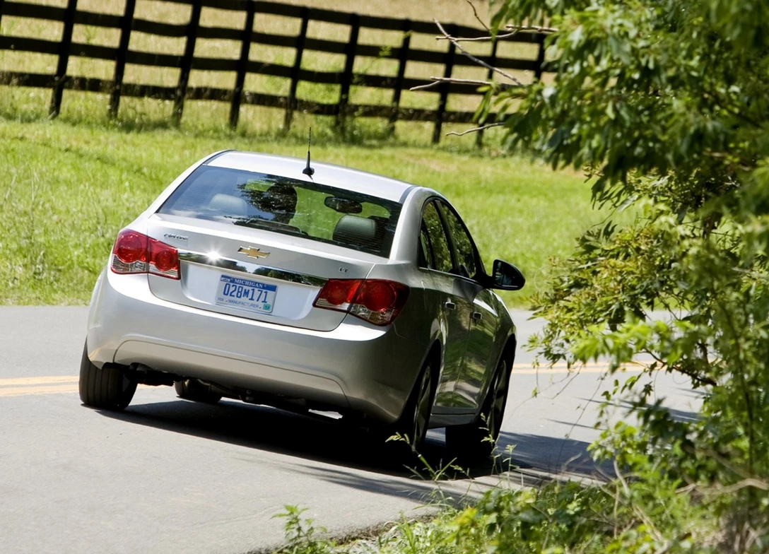 1689267-Chevrolet-Cruze-2013-02.jpg