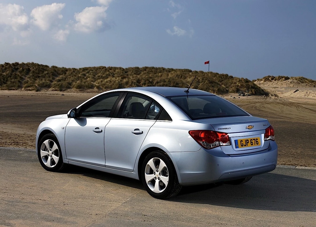 1689345-Chevrolet-Cruze-2011-03.jpg
