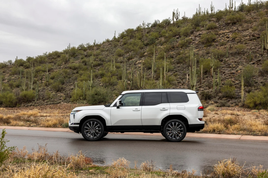 2025_Lexus_GX_Luxury_EminentWhitePearl_25-1500x1000.jpg