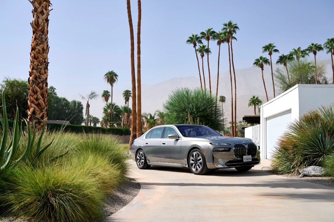 1670749-BMW i7 xDrive Oxid Grey_032.JPG