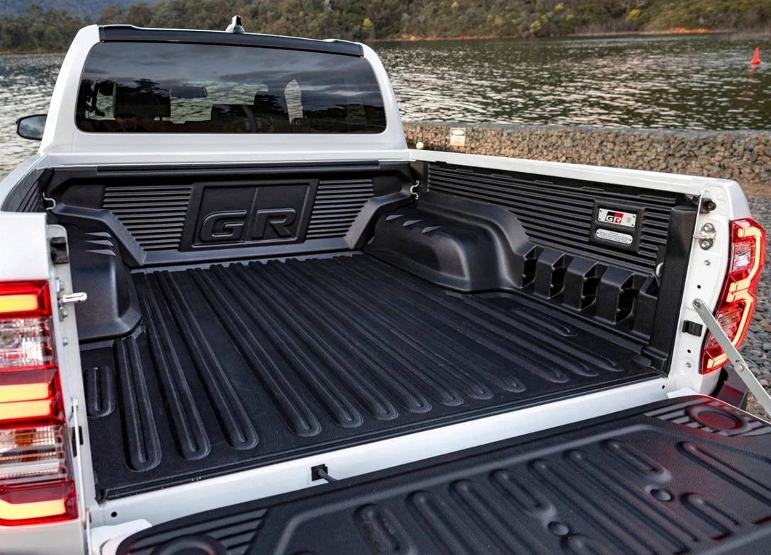 1698941-Toyota-Hilux-2024-10.jpg