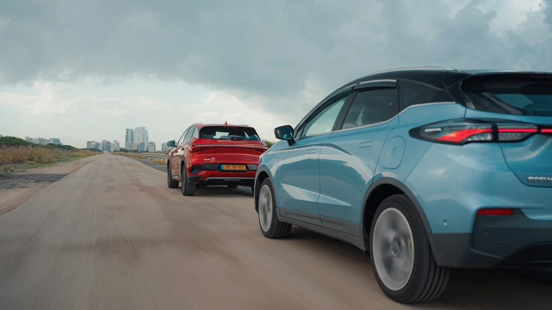 1673454-BYD ATTO 3 vs Geely Geometry C.00_01_01_22.Still001 copy.jpg