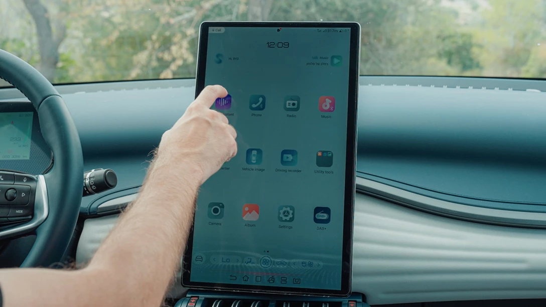 1672497-BYD ATTO 3.01_06_33_16.Still090 copy.jpg