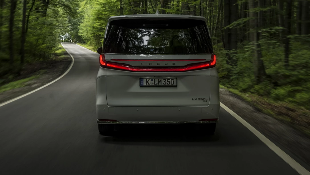 1689281-2023_LEXUS_LM_350h_7Seater_White_DPL_Dynamic_015-min.jpg