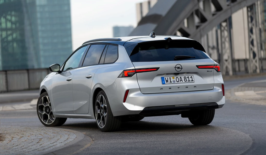 1694526-OpelAstraSportsTourerHybrid-min.jpg