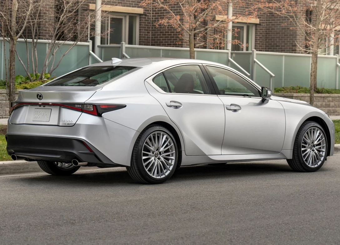 1679388-Lexus-IS-2023-02.jpg