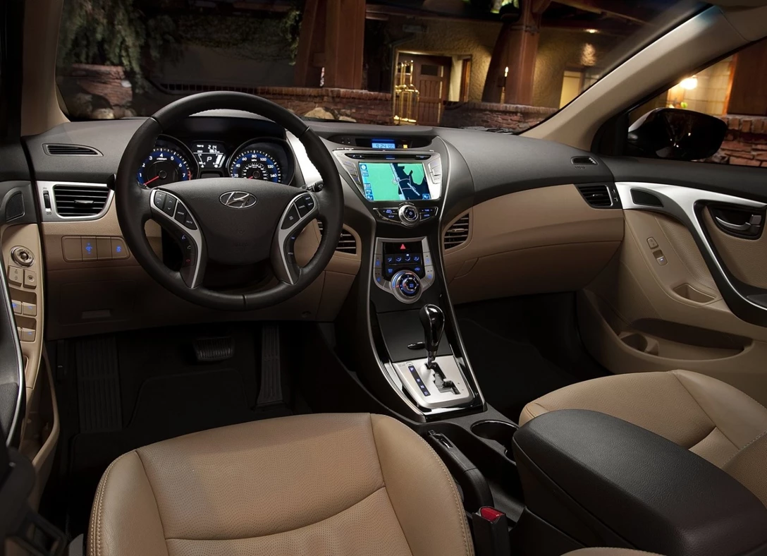 1649332-Hyundai-Elantra-2013-05.jpg