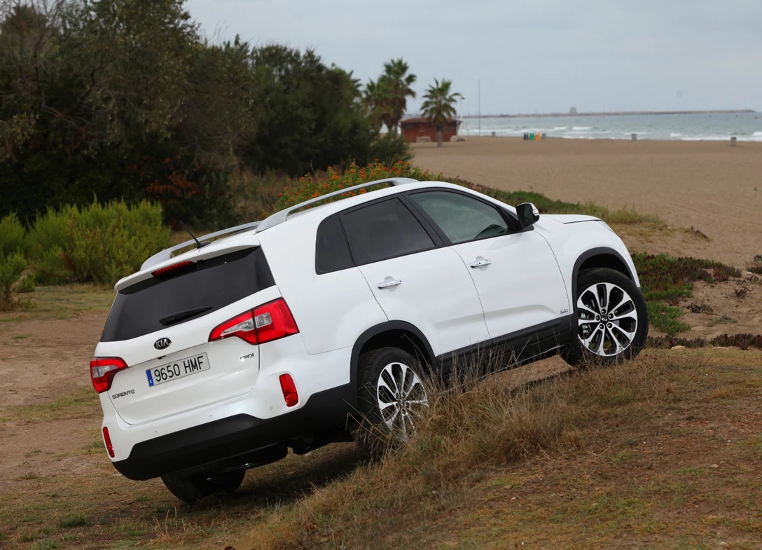 1686432-Kia-Sorento-2014-02.jpg
