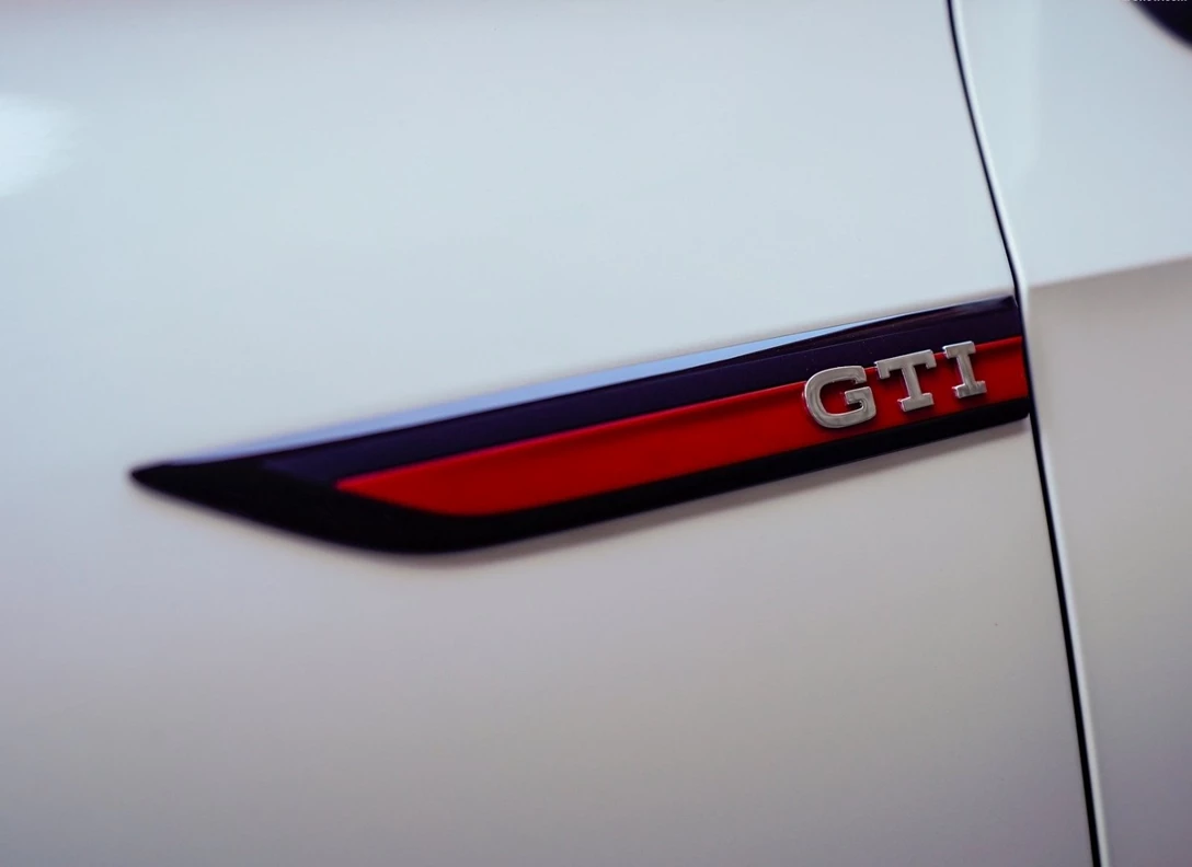 1657561-Volkswagen-Golf_GTI-2022-08.jpg