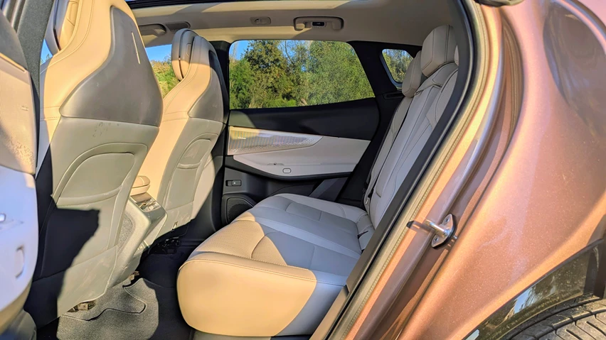 לינק אנד קו 08 מושב אחורי