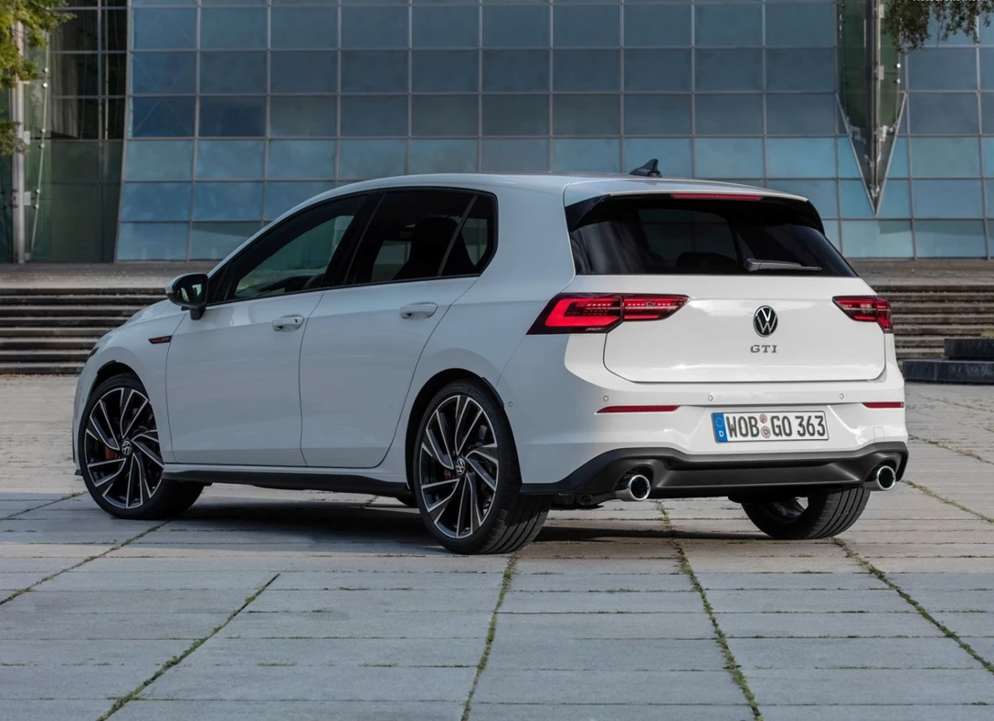 1657564-Volkswagen-Golf_GTI-2022-03.jpg