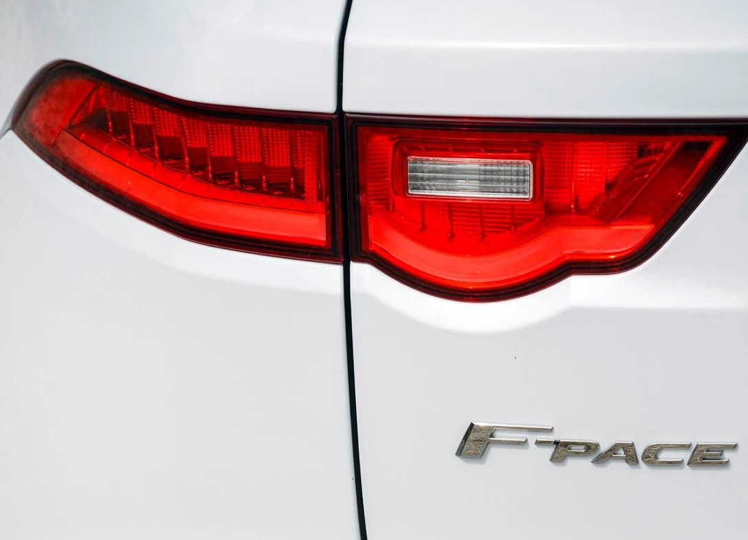 1668751-Jaguar-F-Pace-2019-11.jpg