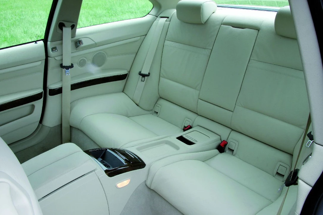 ב.מ.וו סדרה 3 קופה - מושב אחורי