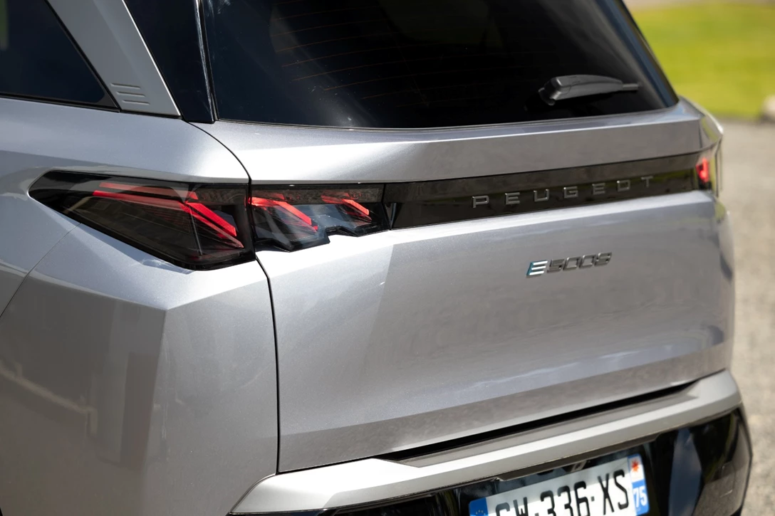 1698611-PEUGEOT_E5008TESTDRIVE_2406TC1759-min.jpg