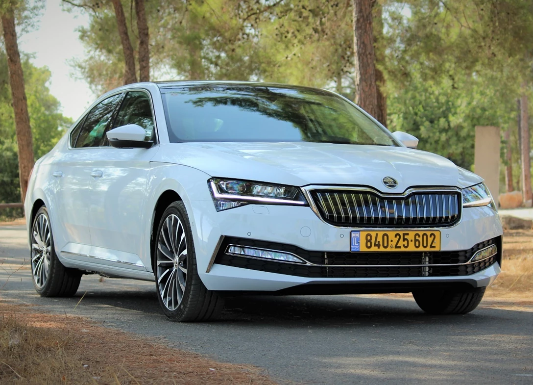 1693632-Skoda-Superb-2024-01-YL.jpg