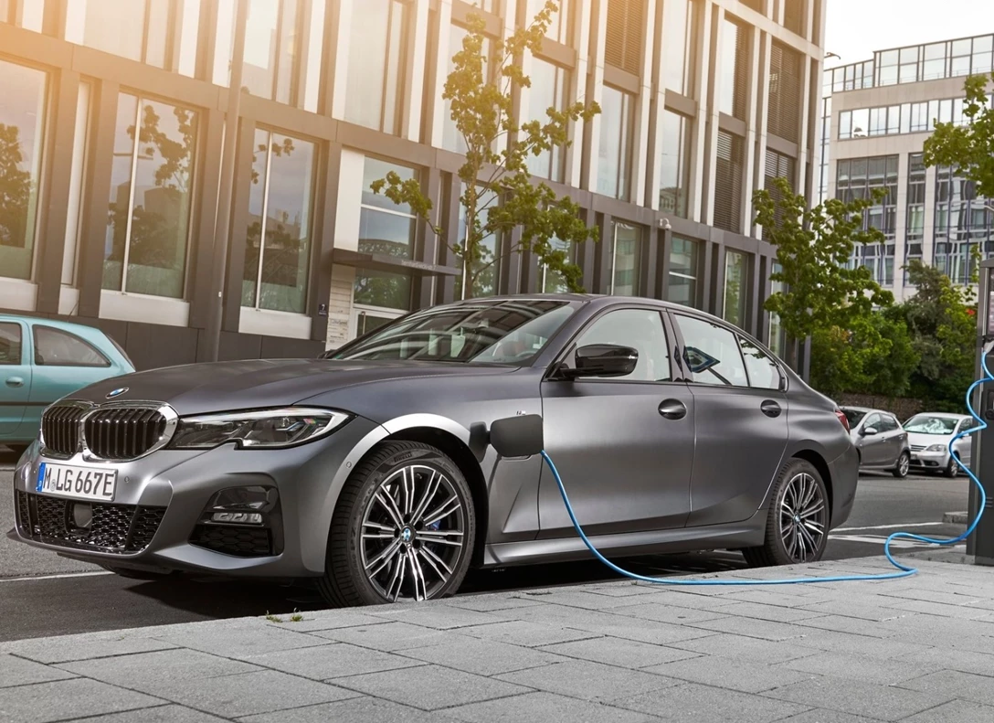 1643173-BMW-330e_Sedan-2020-03.jpg