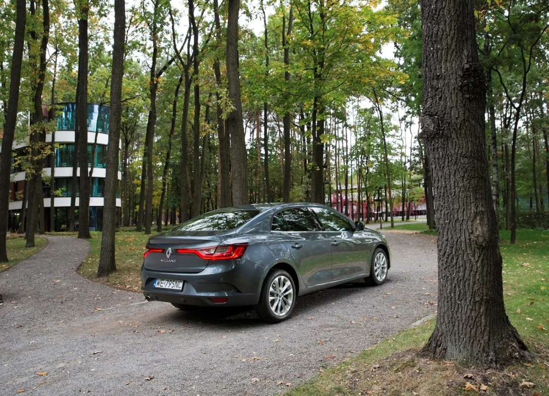 1645807-Renault-Megane_Sedan-2017-1600-25.jpg