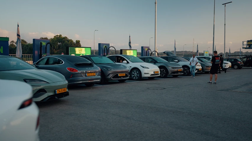 רכבים חשמליים בטעינה