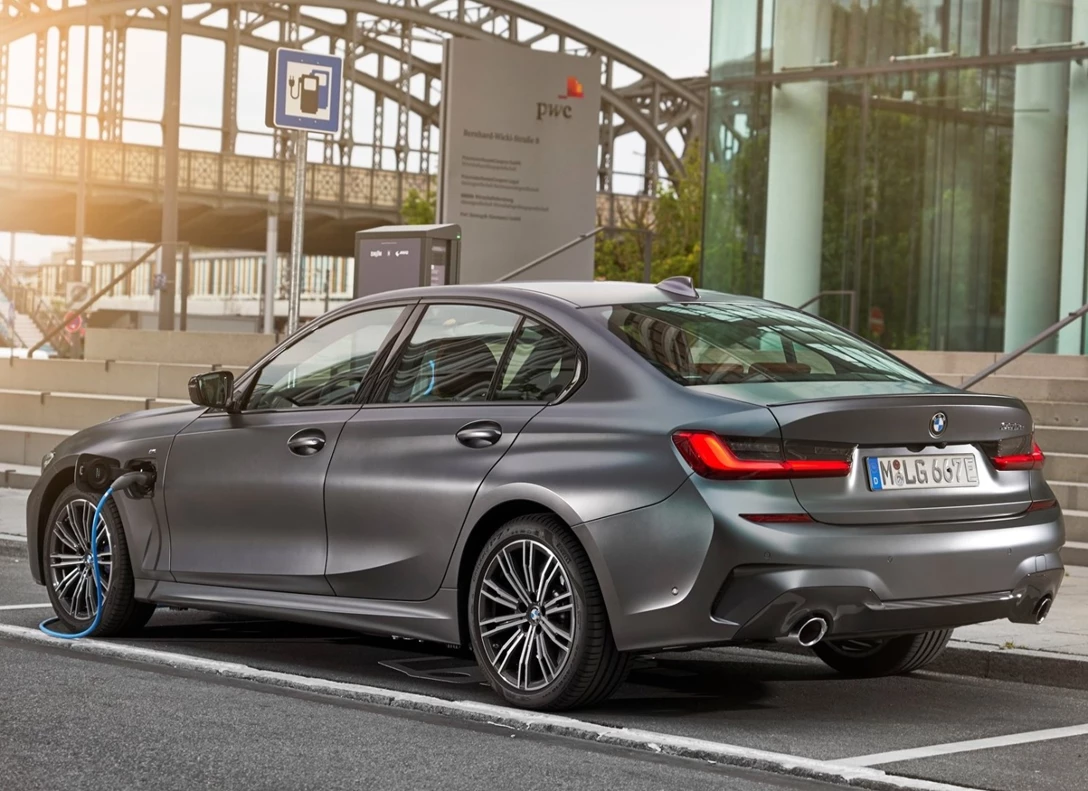 1643181-BMW-330e_Sedan-2019-03.jpg