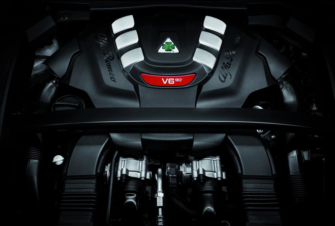 1592926-11-אלפא רומיאו סטלביו תלתן ירוק (13).jpg