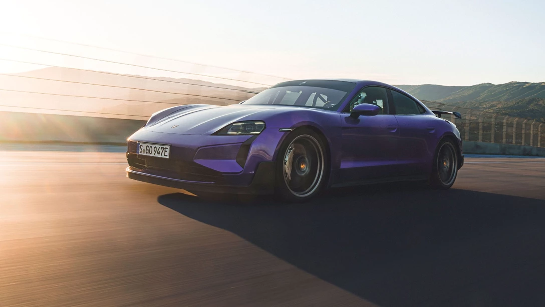 1694262-Sky_Purple_Metallic_Taycan_Turbo_GT_A1_00997_006-min.jpg