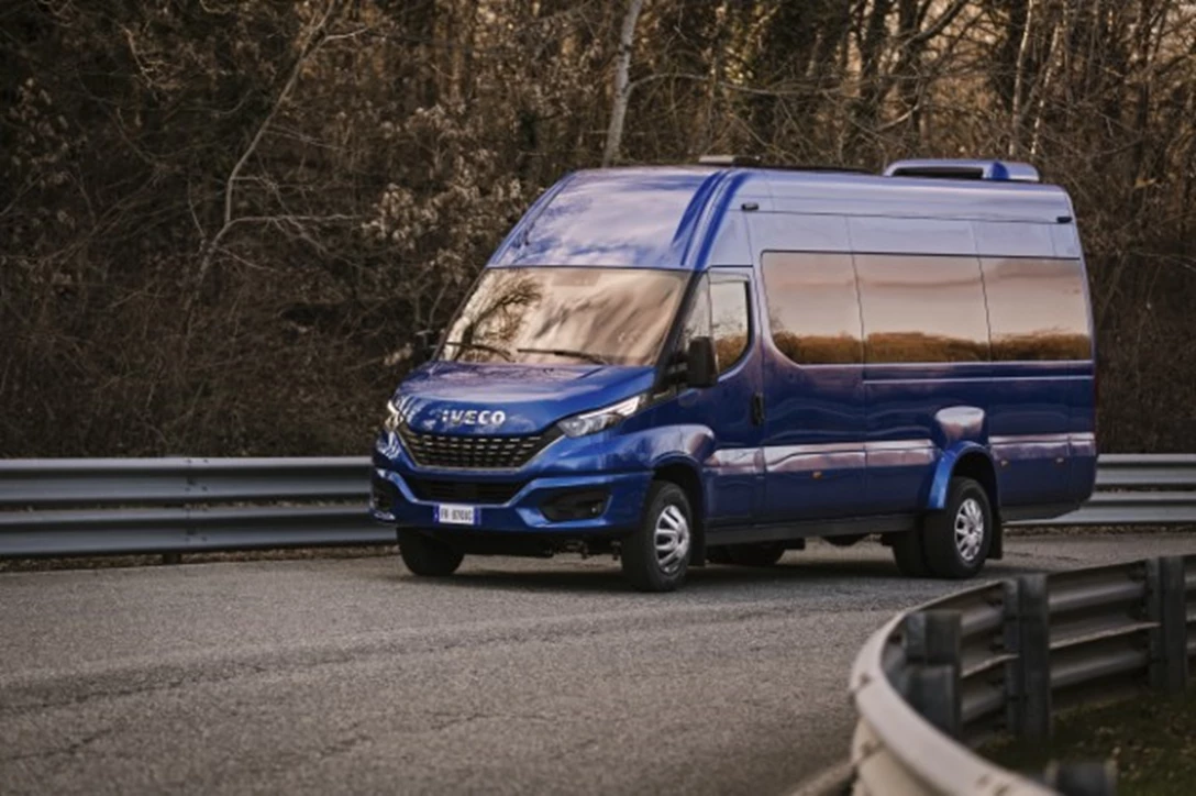 1614709-11-iveco_newdaily_minibus_jpg.jpg