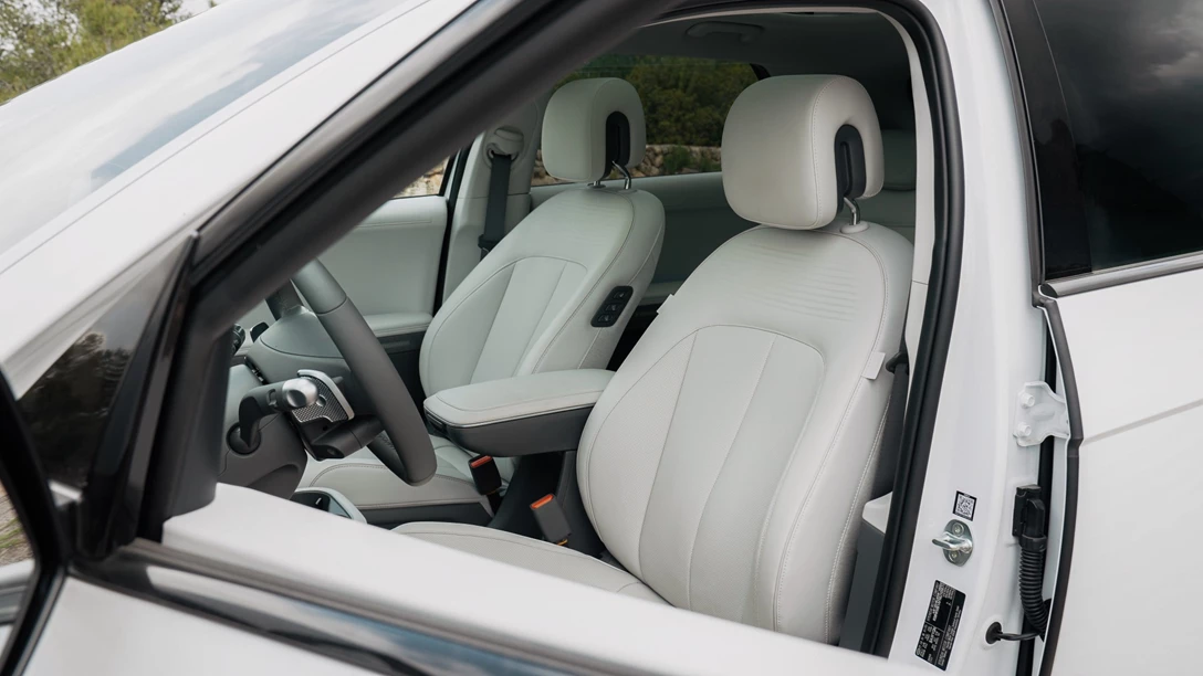 1681747-Hyundai IONIQ 5 vs Skoda Enyaq vs KIA EV6 vs TOYOTA BZ4X - 2023.00_47_41_24.Still144 copy.jpg