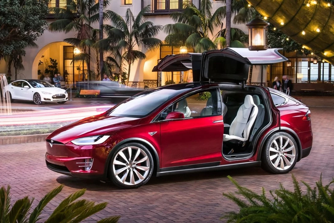 1632257-טסלה X (1).jpg