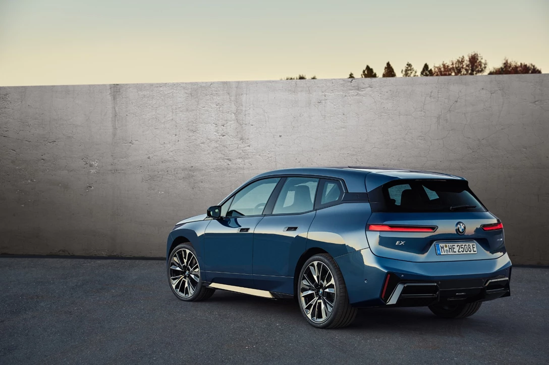 1706341-P90585147_highRes_the-new-bmw-ix-xdriv.jpg