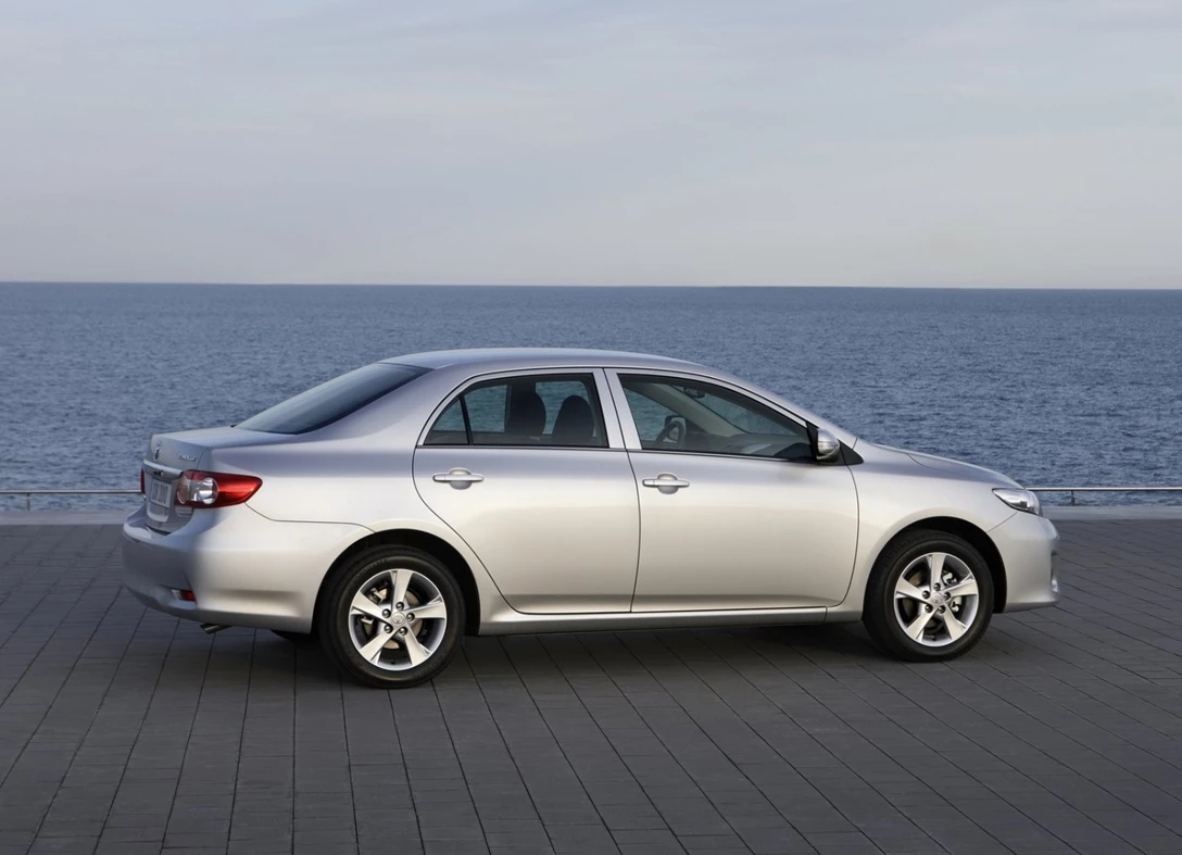 1652731-Toyota-Corolla-2011-03.jpg
