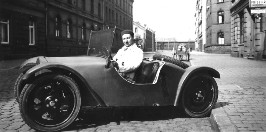 יוזף גנץ באחד מאבות הטיפוס שבנה