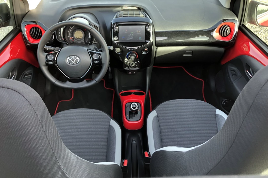 1606428-טויוטה אייגו מתיחת פנים גג נפתח (10).jpg