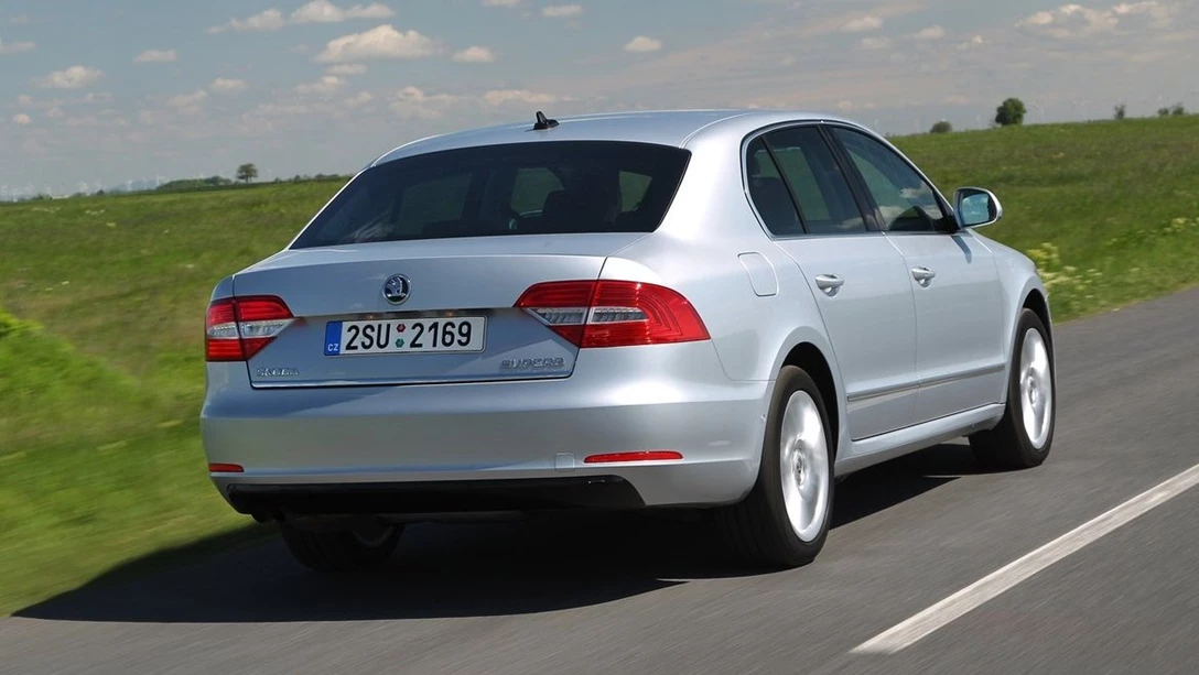 1680931-Skoda-Superb-2014-1280-0b.jpg