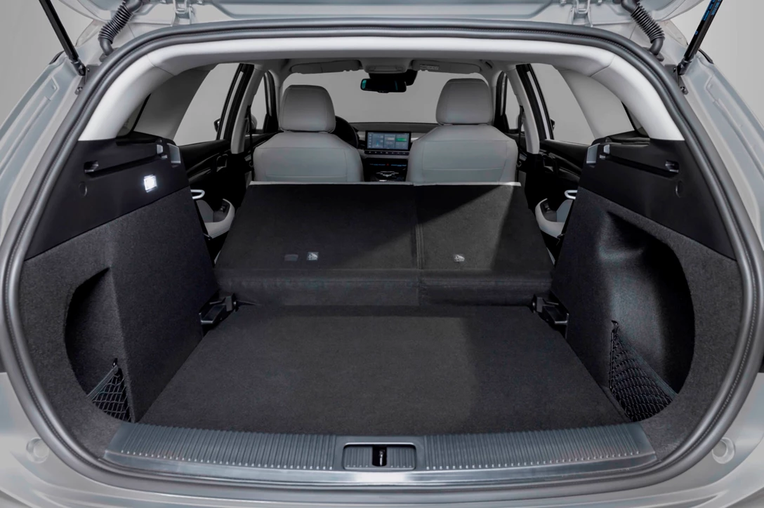 1651176-MG5-Electric-luggage-space.jpg