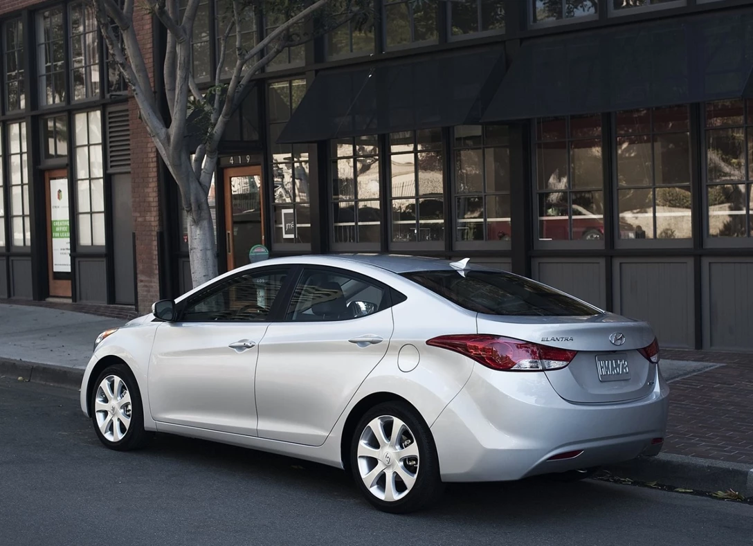 1649330-Hyundai-Elantra-2013-02.jpg