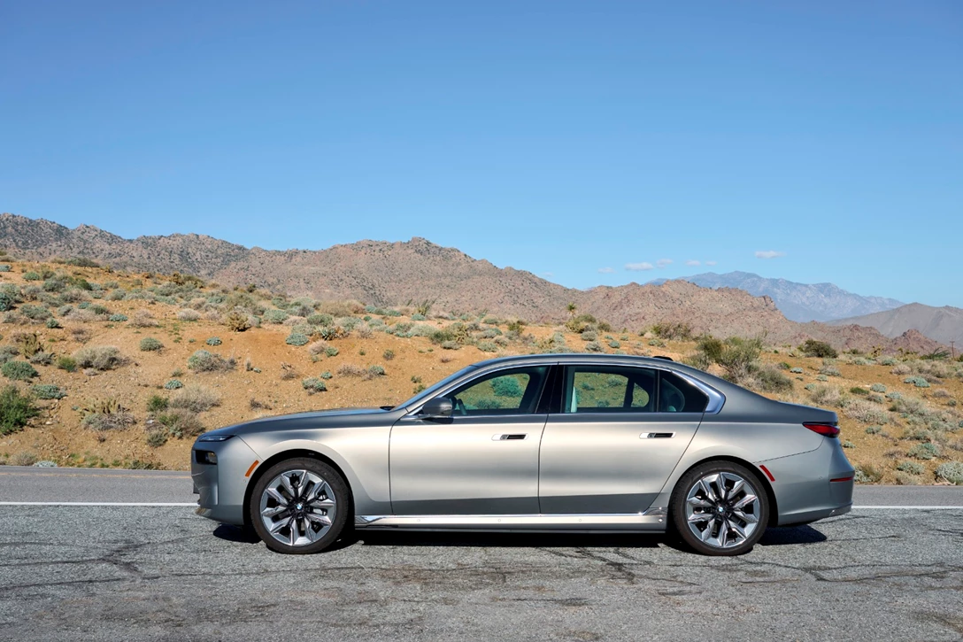 1670762-BMW i7 xDrive Oxid Grey_052.JPG