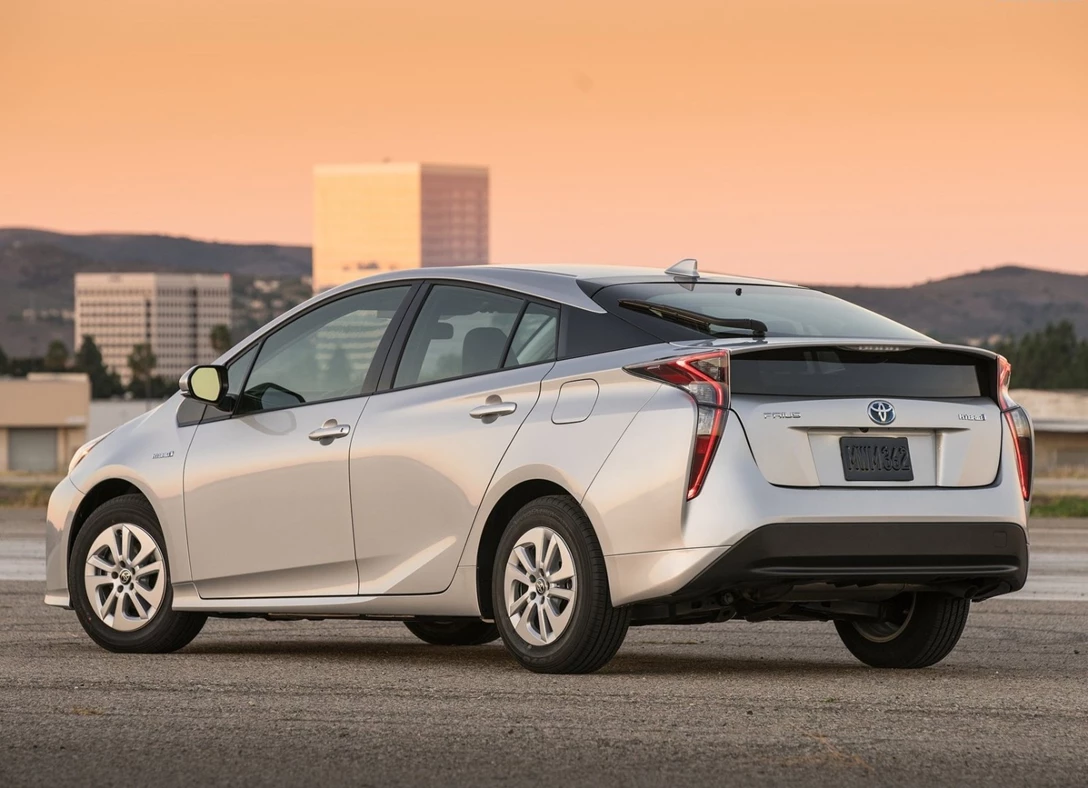 1643708-Toyota-Prius-2017-03.jpg