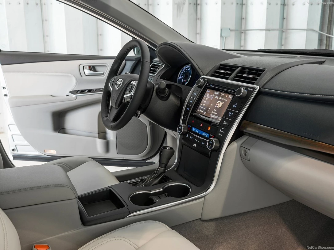 1588271-Toyota-Camry 7.jpg