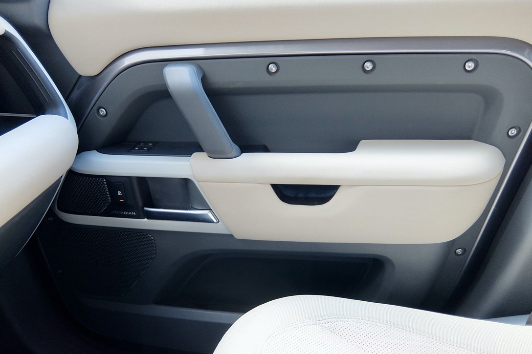 1635479-לנדרובר דיפנדר - 19.jpeg