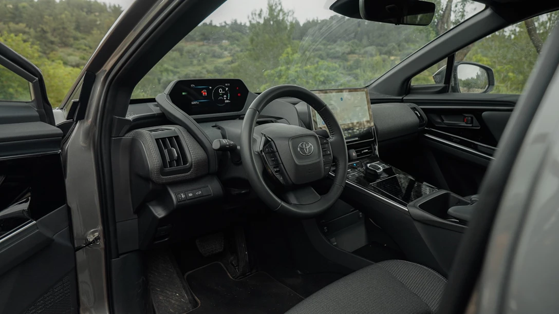 1681688-Hyundai IONIQ 5 vs Skoda Enyaq vs KIA EV6 vs TOYOTA BZ4X - 2023.00_22_49_09.Still074 copy.jpg