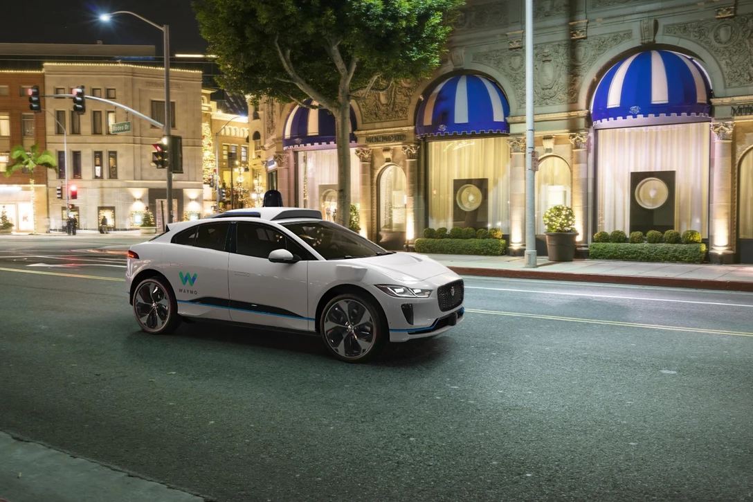 1593426-Waymo Jaguar Land Rover I-PACE 2.jpg
