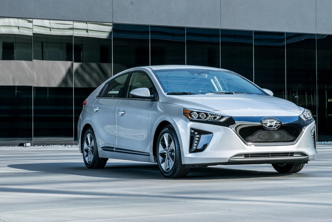 1609203-46642_2017_Ioniq_Electric_Vehicle_EV.jpg