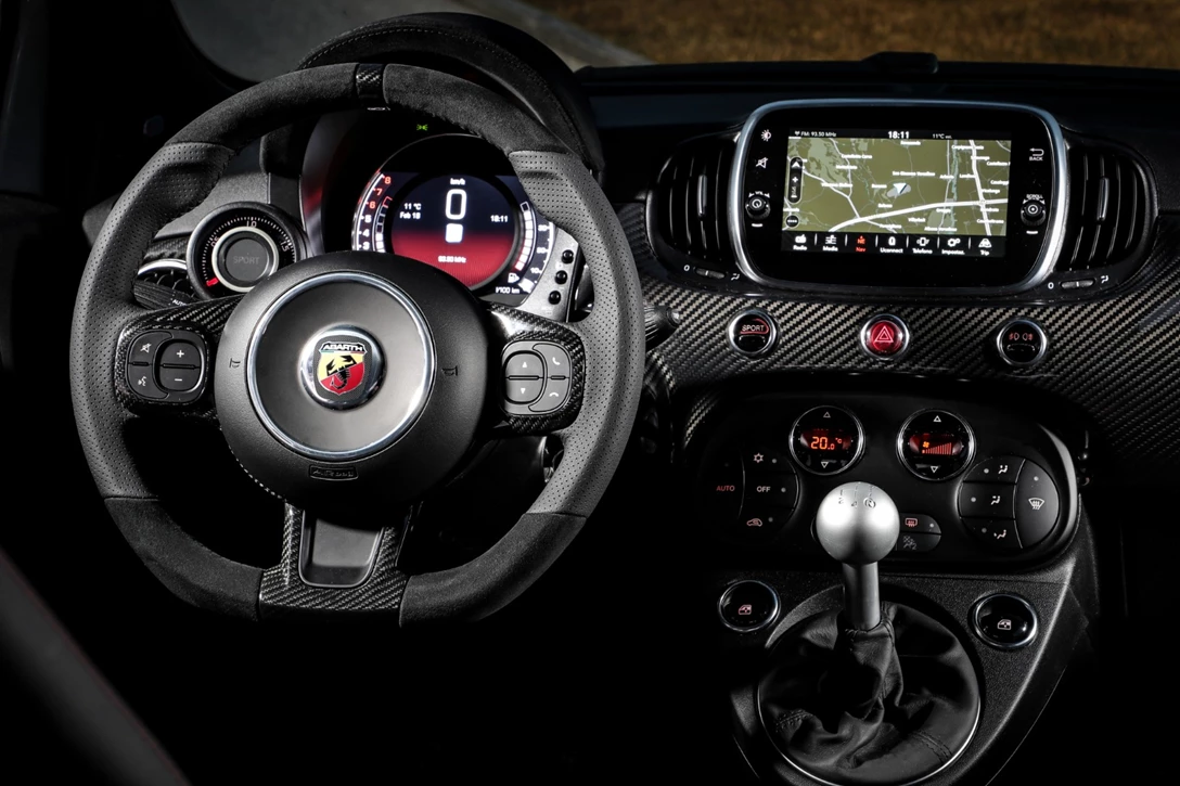 1612845-190225_Abarth-interni_595_08.jpg