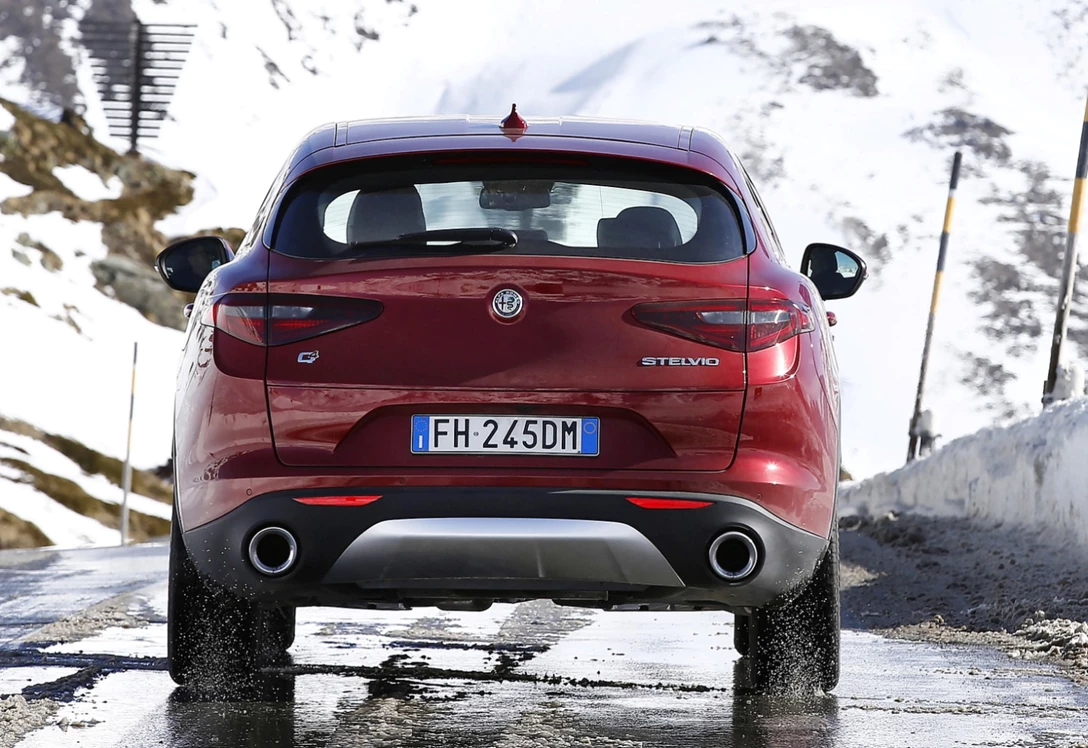 1655160-2018_alfa_romeo_stelvio_62_1600x1200.jpg