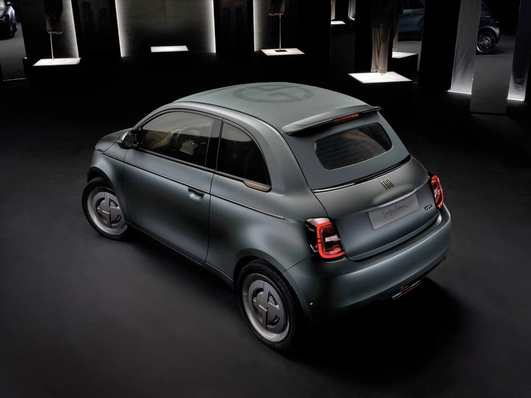 1631413-00_500 Giorgio Armani.jpg