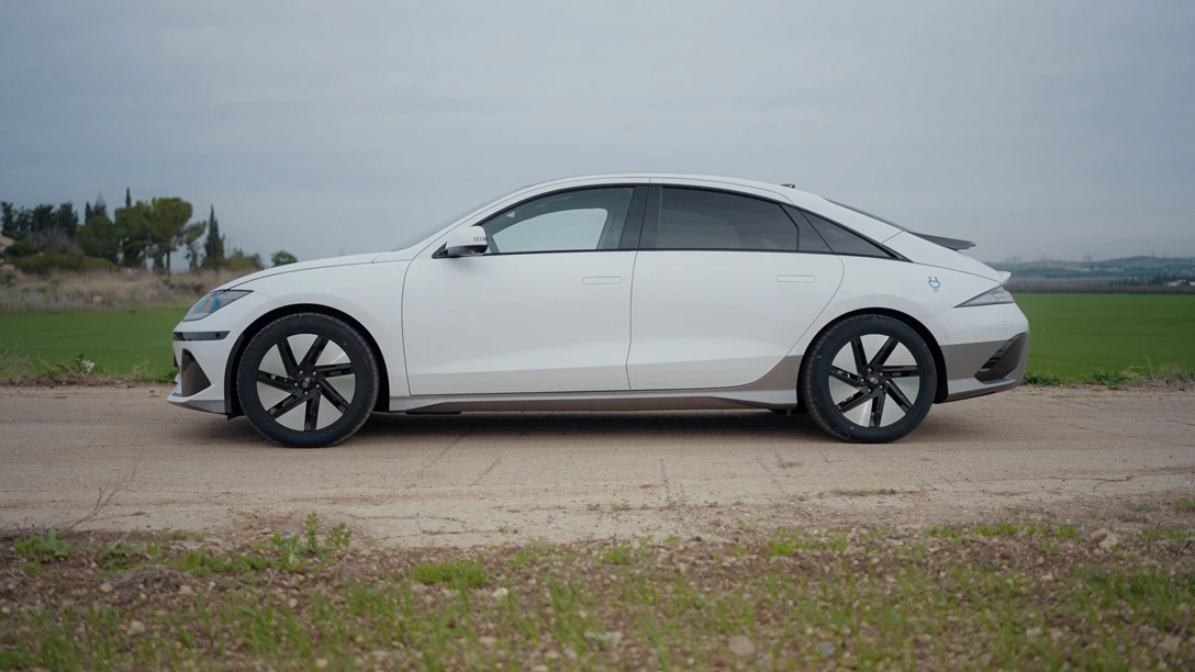 1695904-INTRODUCE - Hyundai IONIQ 6 2024.00_02_20_00.Still007-min.jpg