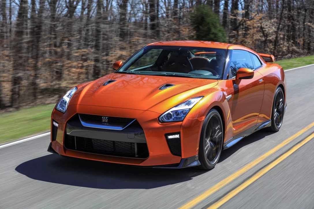 1582602-2017_nissan_gtr_11.jpg